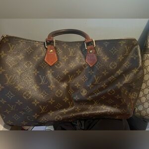 LV Speedy 40 Monogram 💯 percent Authentic in excellent condition.